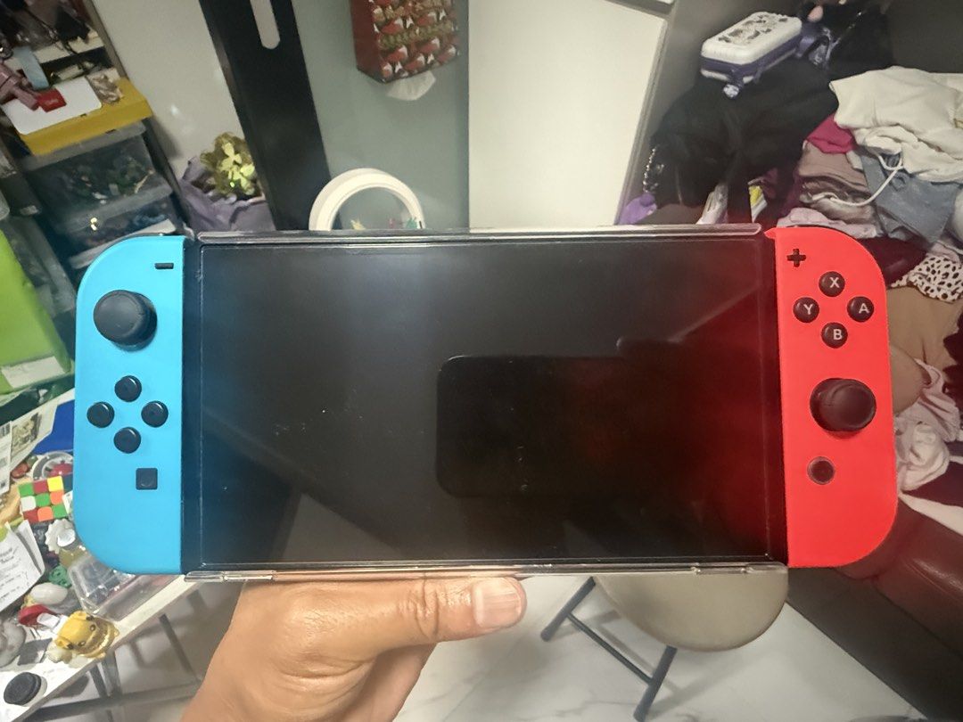 Switch OLED （分類：Nintendo 任天堂）位於 Hong Kong。 由 tobyto 提交（商品編號 1467329784，圖片 1）。簡介： 行貨，已過保，冇單，新淨冇花痕，主機有透明殼包住，跟原裝底座，原裝火牛，不議價，只在長沙灣地鐵站交收。