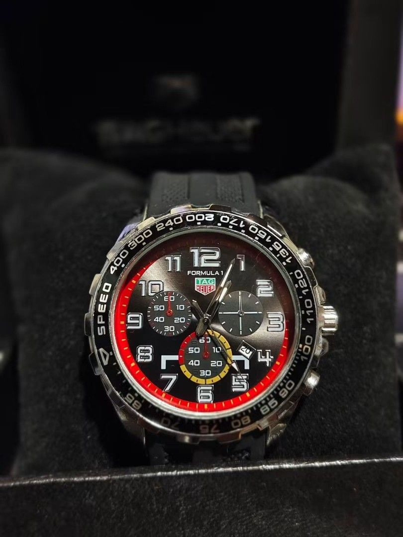 Taghuer (Category: Men's Watches) located in Marikina City. Submitted by duaaaaa (Listing ID 1467293996, Image 1). Description: Brandnew With paperbag and hardbox.