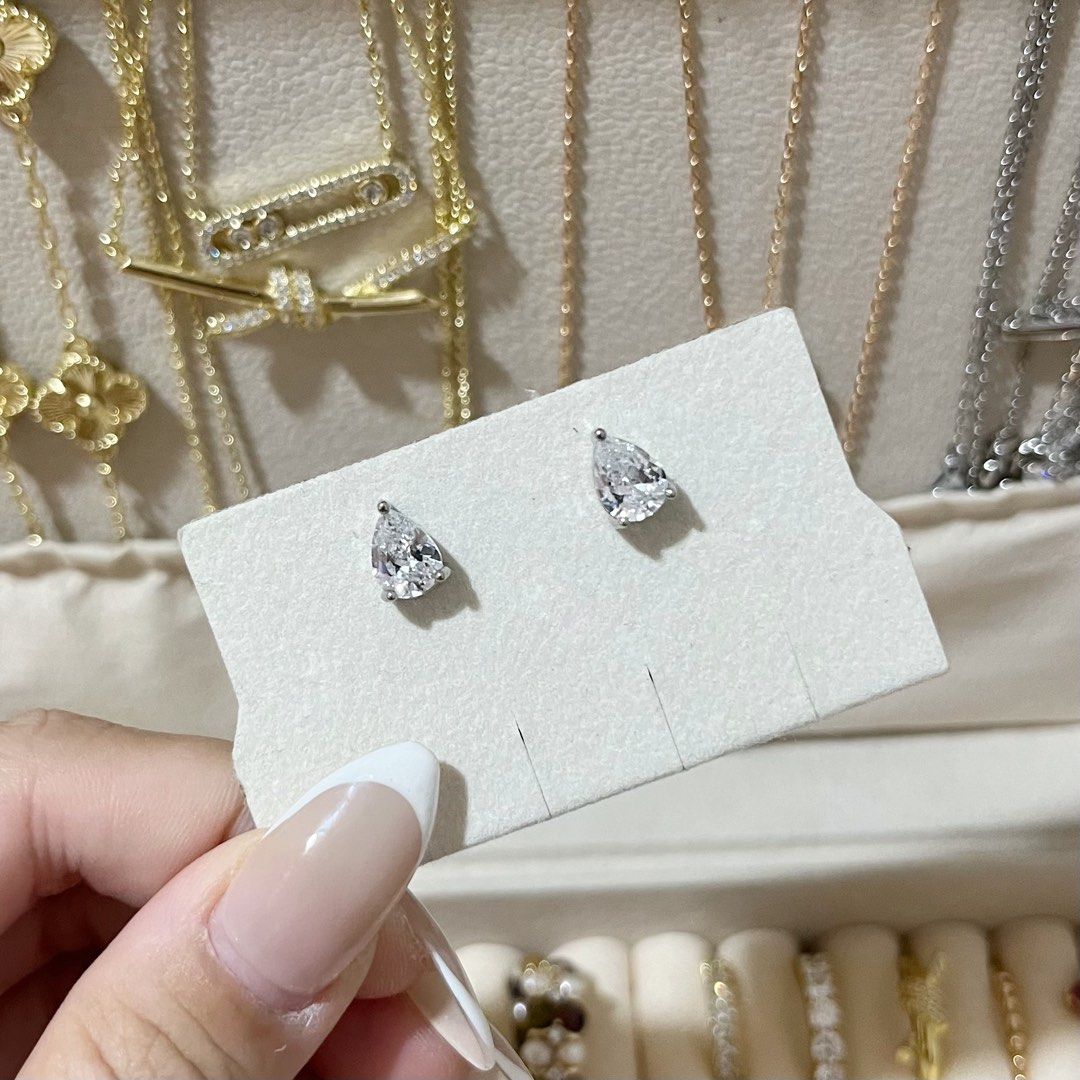 TEARDROP PEAR CUT SILVER EARRING (Category: Earrings) located in Talavera. Submitted by curatedbykhy (Listing ID 1467343233, Image 1). Description: .