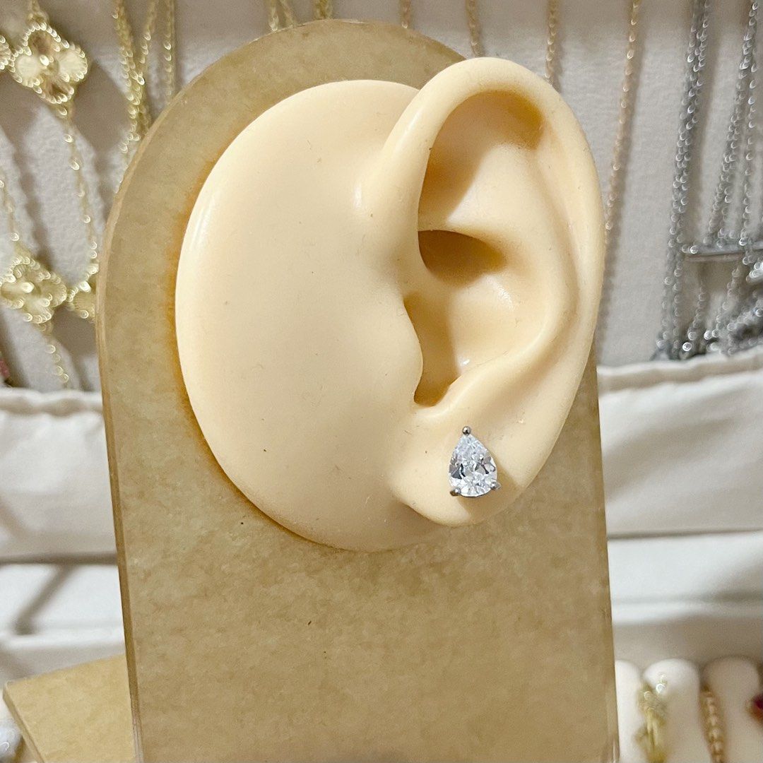 TEARDROP PEAR CUT SILVER EARRING (Category: Earrings) located in Talavera. Submitted by curatedbykhy (Listing ID 1467343233, Image 2). Description: .