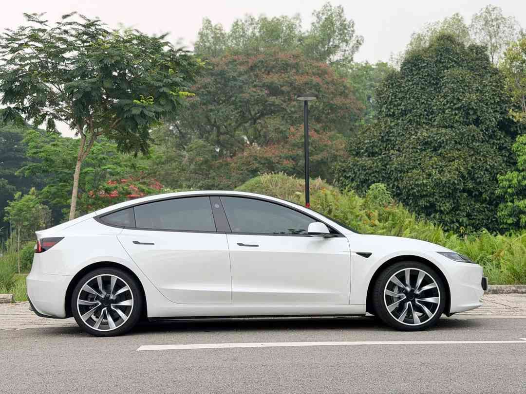 Tesla Model 3 Electric RWD 60 kWh (A) (Category: Used Cars) located in Singapore. Submitted by carbuyersclub (Listing ID 1467186190, Image 2). Description: Showroom: Car Buyers Automotive Pte Ltd 1 Kampong Ampat #07-09/10 Singapore 368314 CarBuyers Club SG #1 Tesla reseller, 500+ Google reviews, SGCM Premium Dealer 2026! Massive cash rebate of $10,415 at the end of COE! Showroom condition and as good as new. Immaculately maintained and comes with