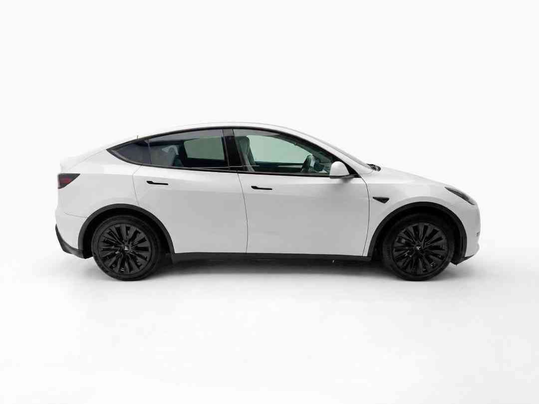 Tesla Model Y Electric RWD (A) (Category: Used Cars) located in Singapore. Submitted by vincar_pre-owned (Listing ID 1467280410, Image 2). Description: Well-suited for daily commuting and family use. Trade-ins and financing available. Contact us today to arrange a viewing for this unit at the V1ncar pre-owned showroom now! Features: Rear-Wheel Drive, 295 bhp with instant electric torque, 0-100km/h in 6.9 seconds. Up to 455km WLTP range Accessorie