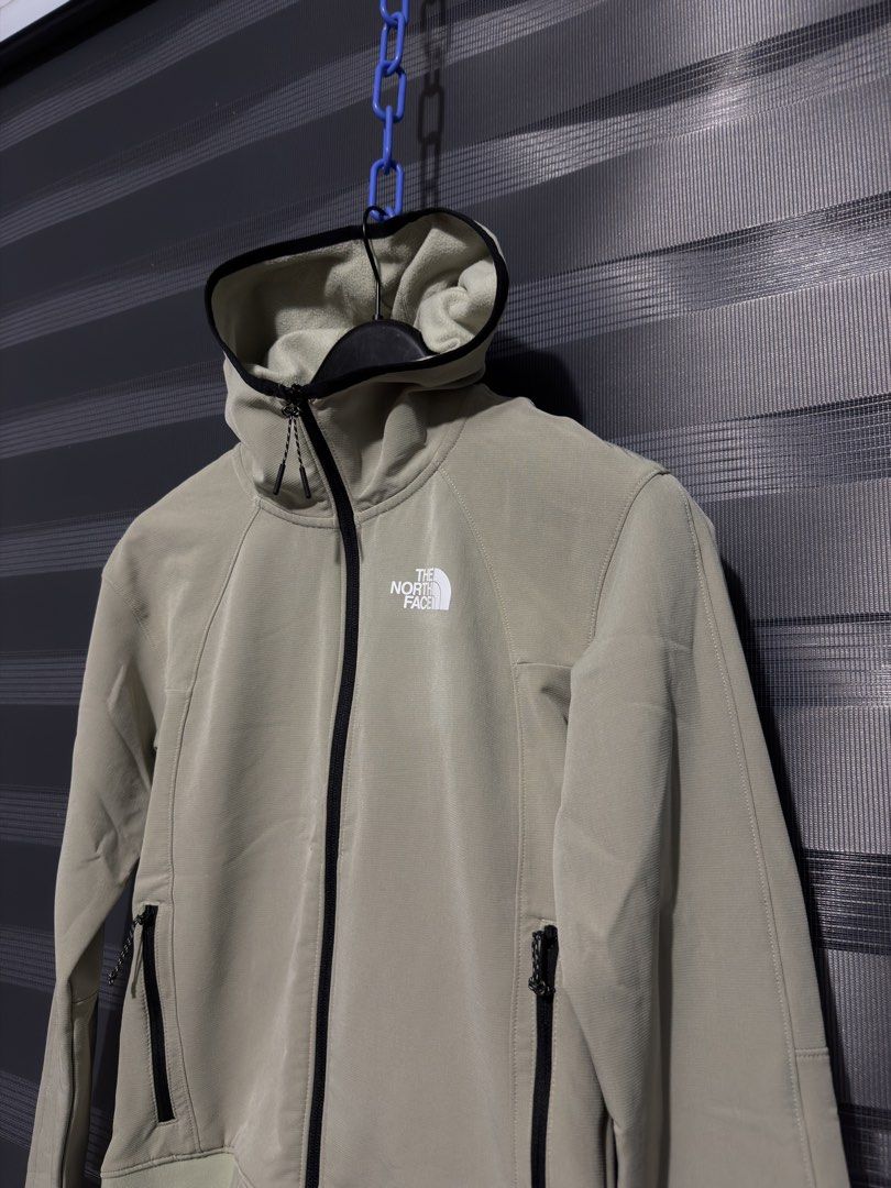 The North Face full-zip hooded (Category: Coats, Jackets and Outerwear) located in Calumpit. Submitted by Essentiality (Listing ID 1467297866, Image 3). Description: The North Face 16.5x21.5 ₱1,000.