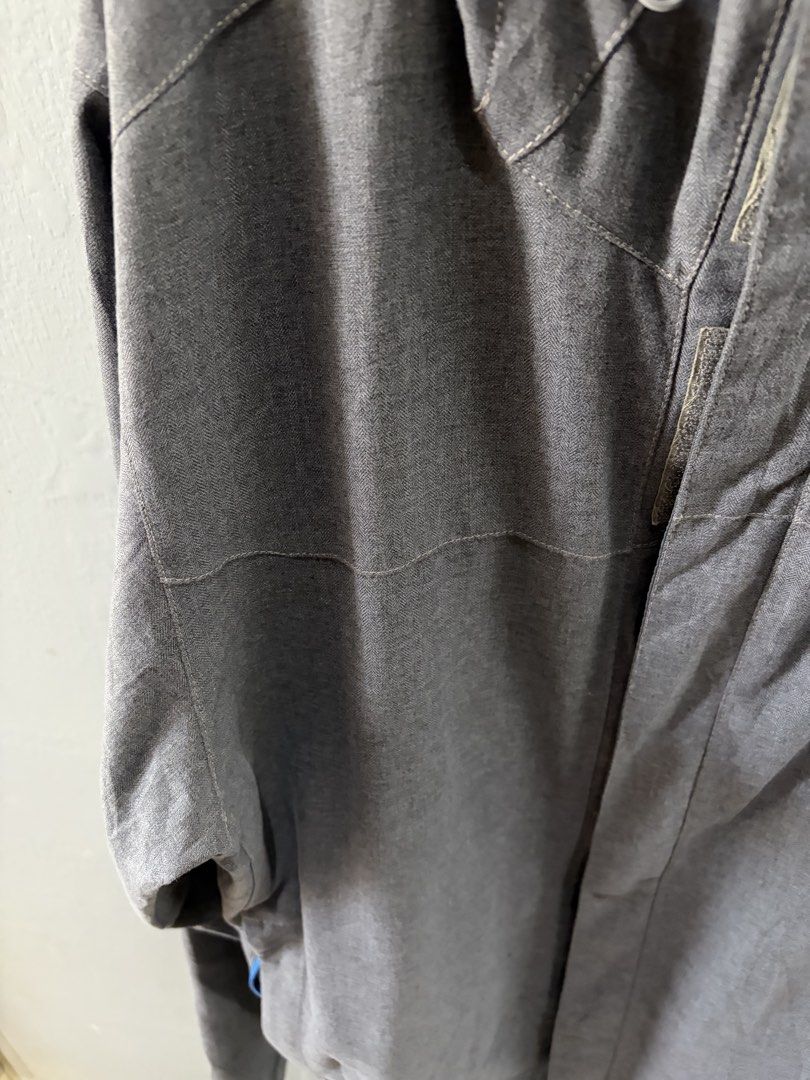 THE NORTH FACE HYVENT JACKET (Category: Hoodies) located in Angeles City. Submitted by luigids (Listing ID 1467305025, Image 3). Description: SIZE M ISSUE: MAY ISANG MALIIT NA PINHOLE AND SIRA NA YUNG WATERPROOF NAGBABALAT NA.