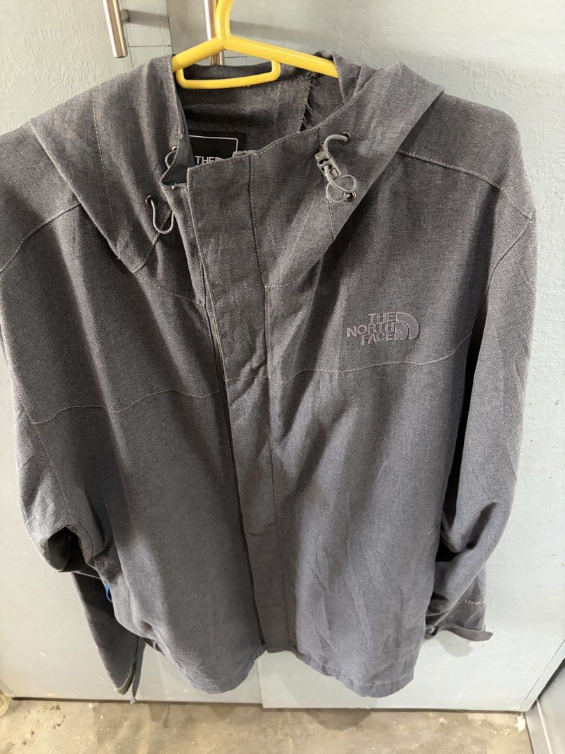 THE NORTH FACE HYVENT JACKET (Category: Hoodies) located in Angeles City. Submitted by luigids (Listing ID 1467305025, Image 1). Description: SIZE M ISSUE: MAY ISANG MALIIT NA PINHOLE AND SIRA NA YUNG WATERPROOF NAGBABALAT NA.