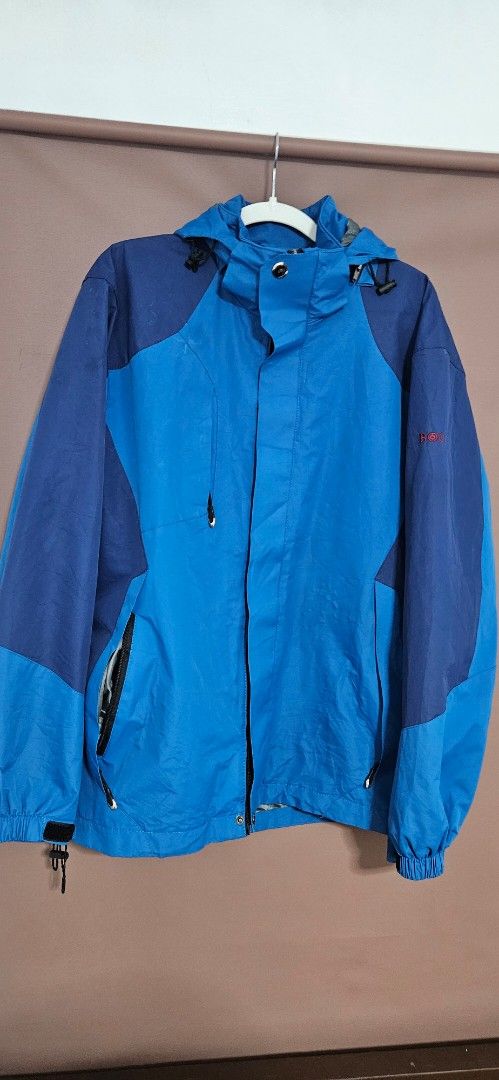 The North Face Summit Series Waterproof Breathable Jacket Blue (Category: Coats, Jackets and Outerwear) located in Santa Maria. Submitted by rommelmateo (Listing ID 1467351876, Image 1). Description: - Color: Blue and dark blue - Series: Sport Oscillator gear - Weather Protection: Waterproof & breathable with a 20,000mm rating - Features: Attached hood with adjustable drawstrings - Storage & Closure: Secure zippered front closure and pockets.