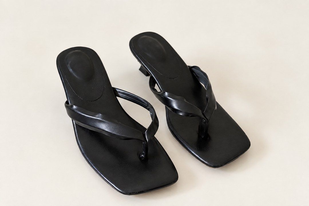 Thong Sandals with Kitten Heel (Category: Flats & Sandals) located in Cainta. Submitted by getsometin (Listing ID 1467240573, Image 1). Description: See other photos on the strap for the flaws.