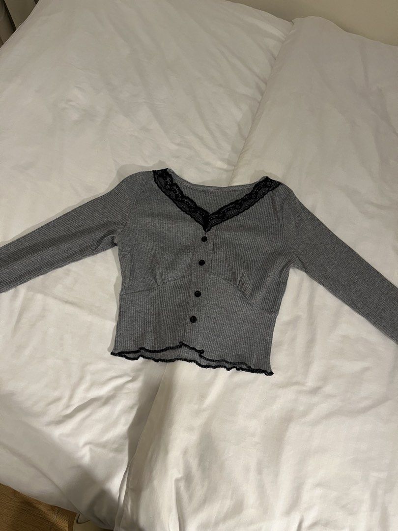 Tight cute korean long sleeves (Category: Longsleeves) located in Manila. Submitted by xxx0727 (Listing ID 1467280393, Image 2). Description: - Small to Medium size - Stretchable Material.