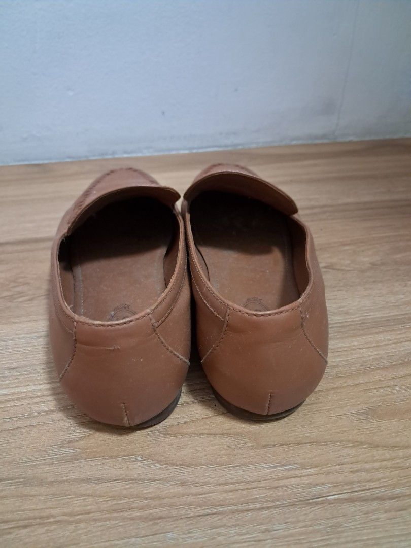 Tods loafers (Category: Sneakers & Footwear) located in Muntinlupa City. Submitted by msshoppingera (Listing ID 1467224842, Image 2). Description: Tods loafers. Genuine leather. Size 39 All items are available unless marked as sold Payment first before shipping. Shipping fees will be shouldered by the buyer. No return No exchange.
