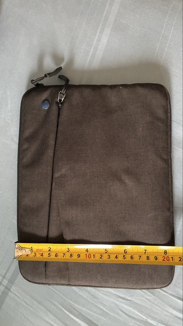 tomtoc 11 inch iPad Pro Sleeve Case with Accessory Pocket (Category: Laptop Bags & Sleeves) located in Pasig City. Submitted by ninjaahjumma (Listing ID 1397411075, Image 3). Description: tomtoc 11 inch iPad Pro Sleeve Case with Accessory Pocket, with zippered closure, front pocket, and soft blue interior. Protects from scratches and minor impacts. Simple design with button closure. Original price ₽1450, selling for ₽800 RFS: decluttering.