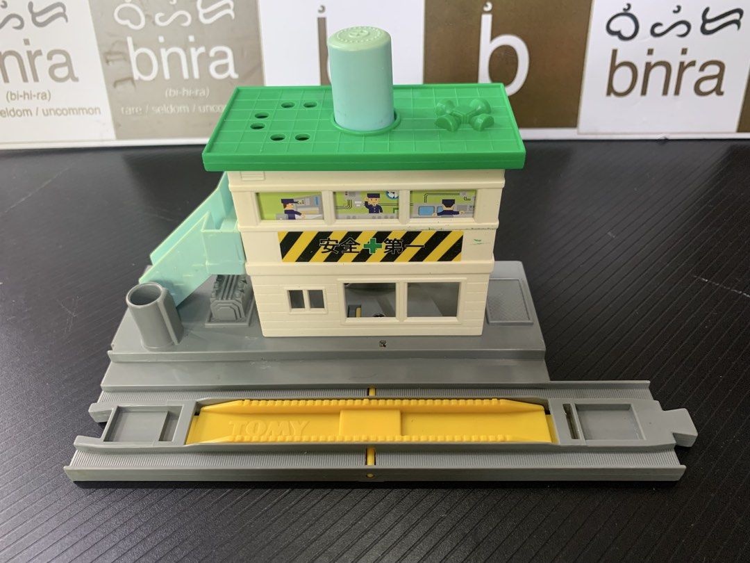 TOMY - Build Your Own Tracks - Scenery (Category: Kids Toys) located in Carmona. Submitted by bihira (Listing ID 1467201290, Image 1). Description: TOMY - Build Your Own Tracks - Scenery - WYSIWYG - 120/pc.