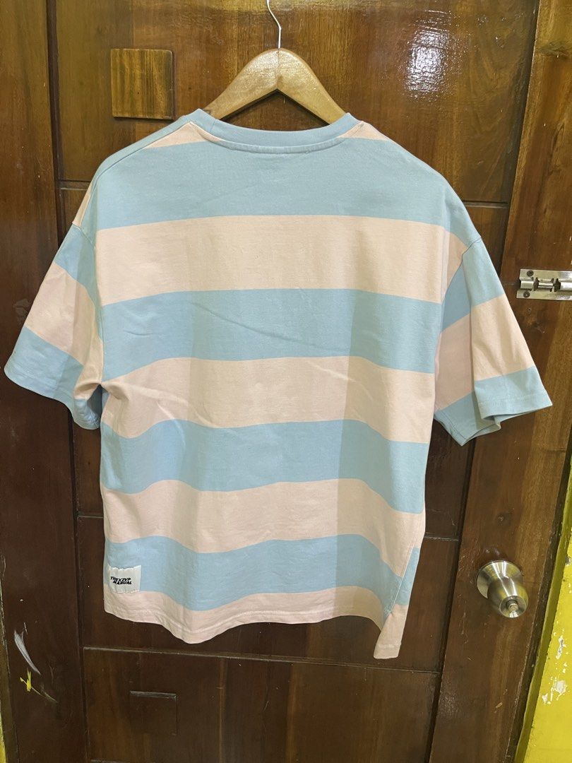 Tongyan Shirt (Category: Tshirts & Polo Shirts ) located in Marikina City. Submitted by greatfindsmnlph (Listing ID 1467360727, Image 2). Description: Tongyan Shirt Price: 180 Size: Large Width: 22.5 Length: 27 Color: Pink x Blue Color Rate: 10/10 Condition: 9.8/10 may kunting dumi need wash Very nice in actual.