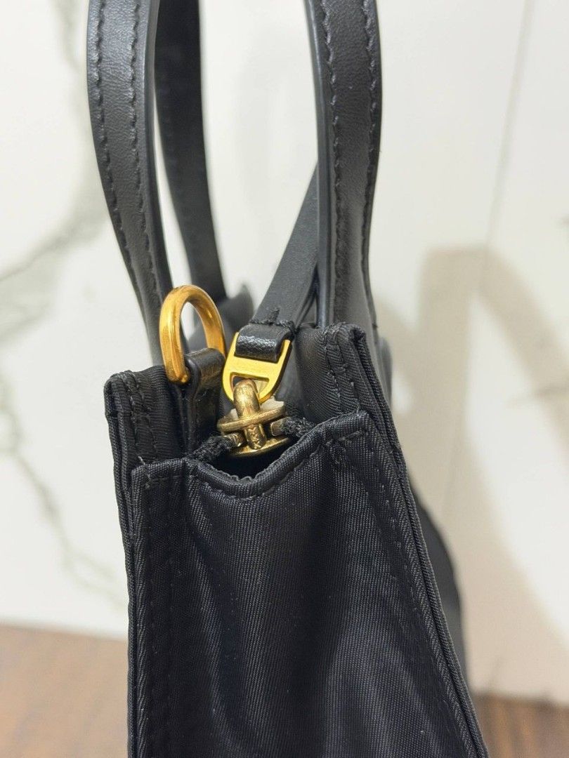 TORY BURCH nylon mini ella (Category: Cross-body Bags) located in Manila. Submitted by sheshe.gem (Listing ID 1467221845, Image 3). Description: 100% ORIGINAL TORY BURCH.