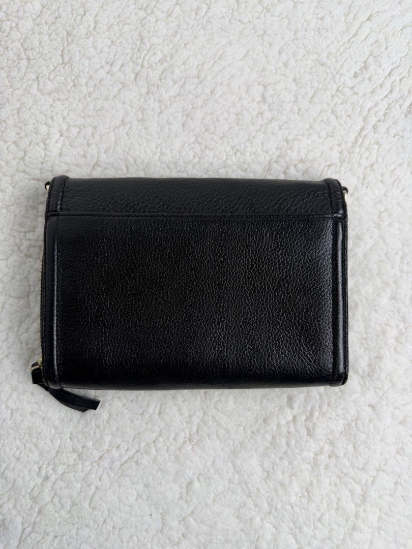 TORY BURCH Thea Flat Wallet Sling Leather Bag (Category: Luxury Bags & Wallets) located in Quezon City. Submitted by madame_bagelia_collection (Listing ID 1467295000, Image 3). Description: 🔸Authentic 💯 🔸Preloved 🔸Rank AB- Good condition, w/ signs of use. 🔸Slight fading on chain strap. 🔸Genuine leather 🔸Gold color hardwares 🔸Flap, magnetic button & zipper closure 🔸YKK zipper 🔸10 card slots 🔸Detachable chain strap 🔸Small size 🔸Dimensi