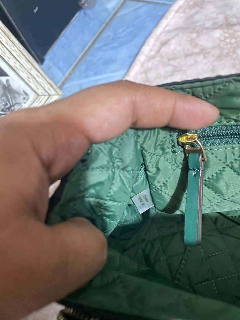 Tory nylon (Category: Luxury Bags & Wallets) located in Cavite. Submitted by bagssection04 (Listing ID 1467274020, Image 2). Description: Tory nylon sling bag unisex kasya long wallet.