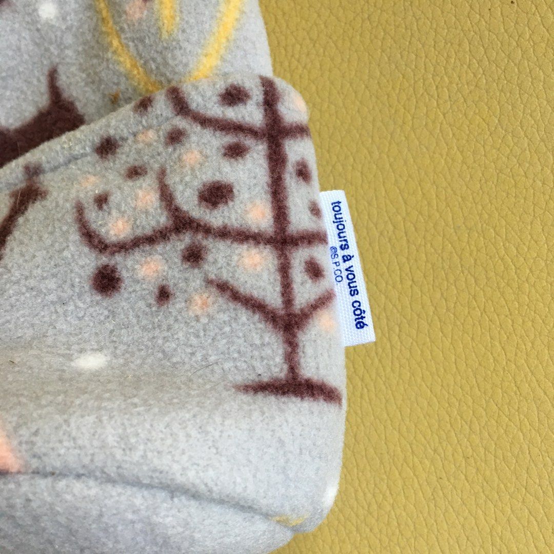 “Toujours a vous cote” Fleece Bottle Pouch (Category: Looking For) located in Tarlac. Submitted by greatfindstrlc (Listing ID 1467343322, Image 2). Description: Thermal foil inner shell, vintage Japanese brand 80’s to 90’s. Perfect to store baby bottle to keep it warm. .