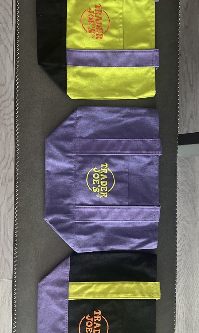 Trader Joe's Mini Canvas Tote Bag Set （分類：Tote Bags）位於 Hong Kong。 由 my_warehouse 提交（商品編號 1466033195，圖片 1）。簡介： Trader Joe's limited edition mini canvas tote bags. Three different colorways included in this set: lime green with purple straps, solid purple, and black with lime straps and purple base. Thick canvas material with embroidered logo on the front pocket. Great size for daily carry or lunch bags. Direct from US grocery chain. Grab them befo