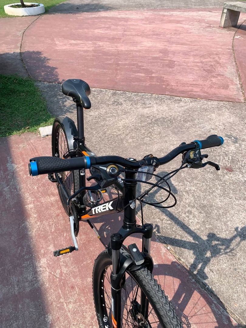 Trek Mountain Bike (Category: Bicycles) located in Cabuyao City. Submitted by thrifts2damoon888 (Listing ID 1467188521, Image 3). Description: 🔥 Original TREK Mountain Bike / well maintained and excellent condition🔥 Mahal na ng gas? Bike muna!🚴‍♂️ Good condition at ready gamitin pang-daily service, weekend excercise or rides. ✅Frameset Frame: Alpha Silver Aluminum w/semi-integrated head tube, rack & fender mounts Fork: SR Suntour M-3030, coil 
