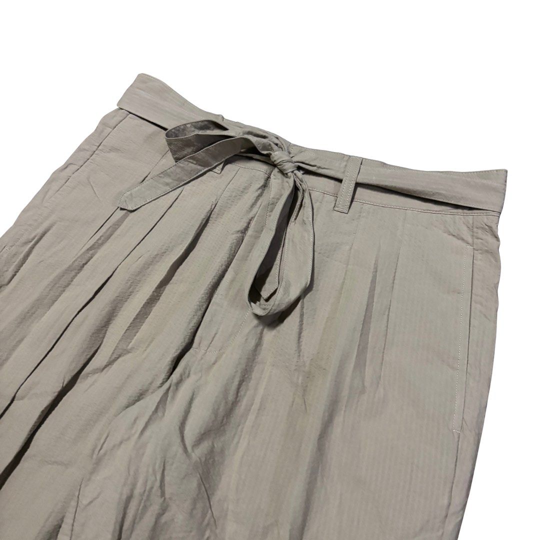 Unbent Seersucker Pleated Pants (Category: Trousers) located in Muntinlupa City. Submitted by rtyfck (Listing ID 1467347406, Image 2). Description: Unbent Seersucker Pleated Pants Details : •Width/Waist : 16(32) •Full Length : 38 •Front Rise : 12 •Inseam : 26 •Thigh : 12 •Knee : 11 •Leg Opening : 8.5 •Size : S •Issue : none •Condition : New •₱2,280.