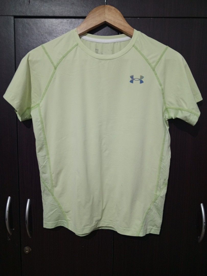 Under armour iridescent logo t shirt (Category: Activewear) located in Santa Maria. Submitted by paulo-garcia21 (Listing ID 1467292780, Image 1). Description: med on tag 17 by 22 no flaws excellent.