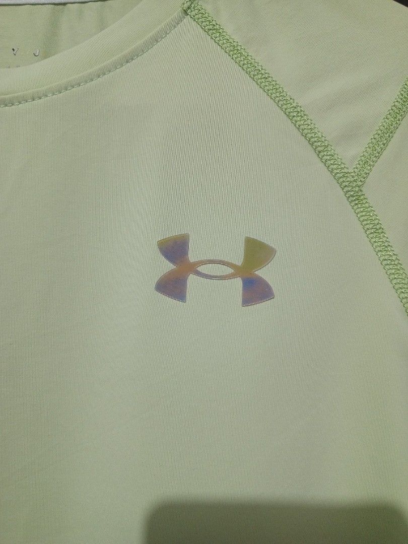Under armour iridescent logo t shirt (Category: Activewear) located in Santa Maria. Submitted by paulo-garcia21 (Listing ID 1467292780, Image 2). Description: med on tag 17 by 22 no flaws excellent.
