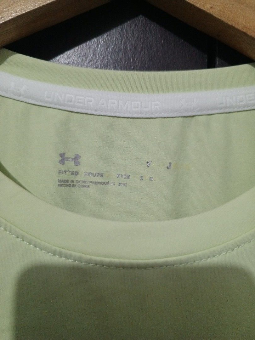 Under armour iridescent logo t shirt (Category: Activewear) located in Santa Maria. Submitted by paulo-garcia21 (Listing ID 1467292780, Image 3). Description: med on tag 17 by 22 no flaws excellent.