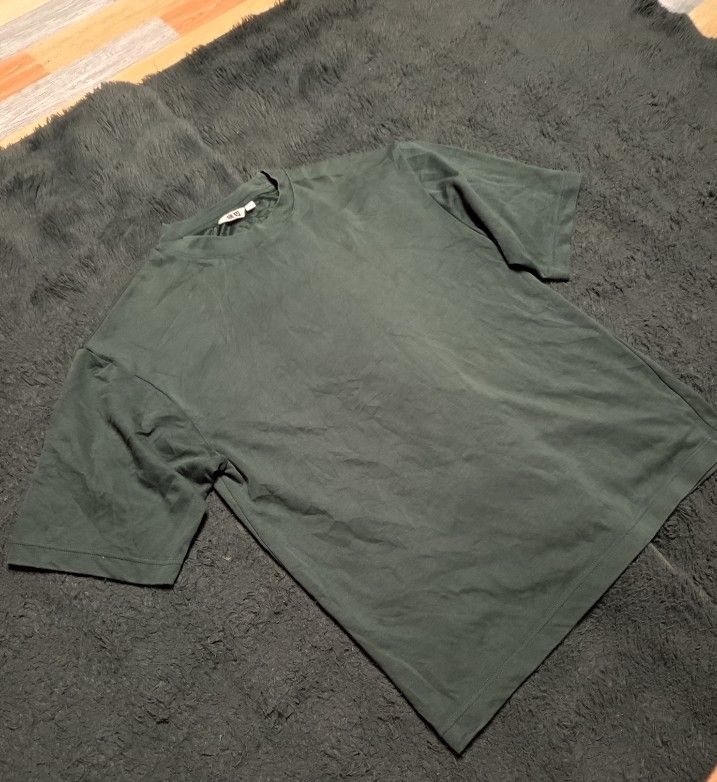Uniqlo Airism (Category: Formal Shirts) located in Manila. Submitted by leoshopthrifted (Listing ID 1467189695, Image 2). Description: Authentic Uniqlo Airism.