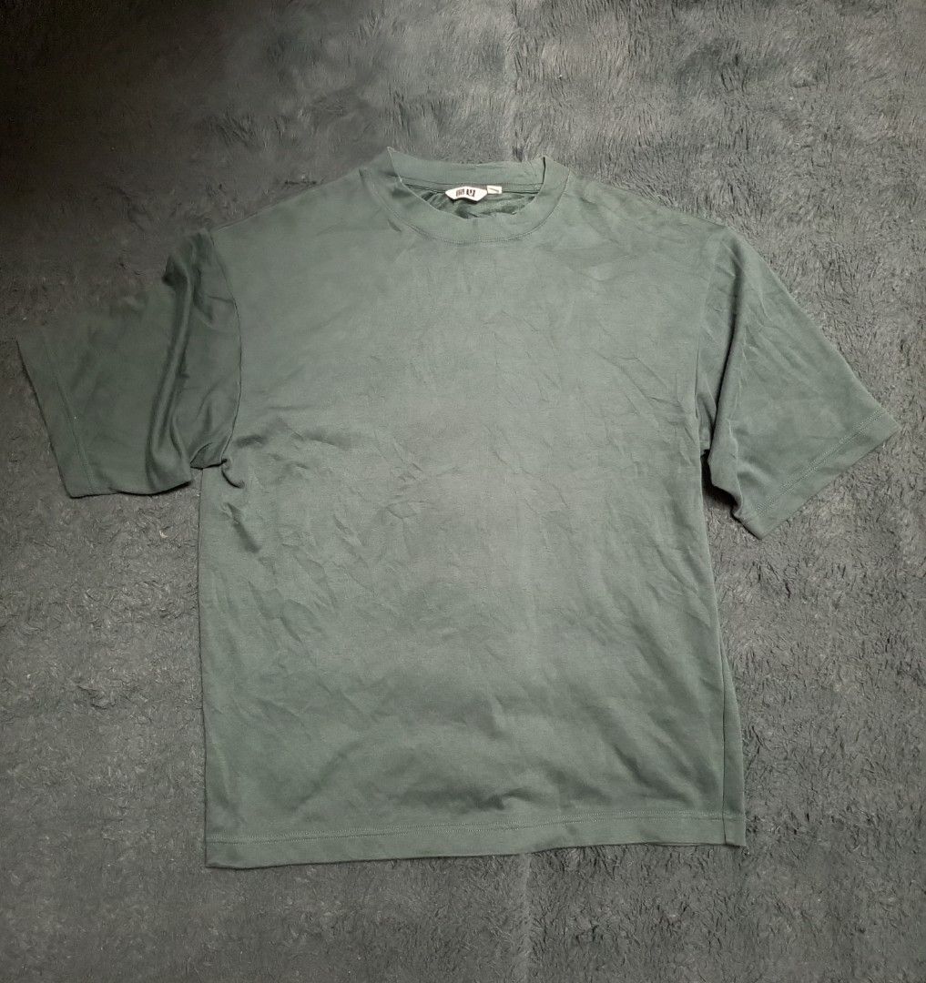 Uniqlo Airism (Category: Formal Shirts) located in Manila. Submitted by leoshopthrifted (Listing ID 1467189695, Image 1). Description: Authentic Uniqlo Airism.