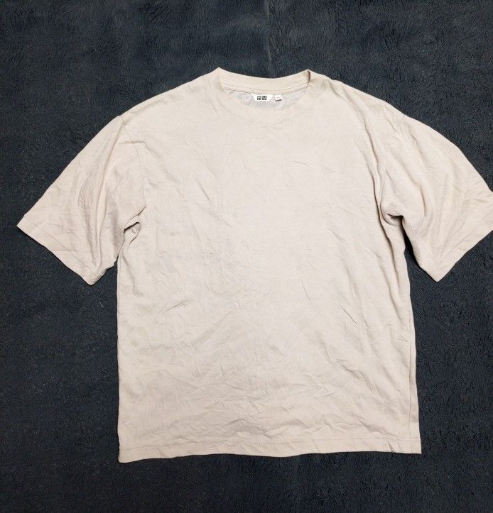 Uniqlo Airism (Category: Formal Shirts) located in Manila. Submitted by leoshopthrifted (Listing ID 1467190060, Image 1). Description: Authentic Uniqlo Airism.