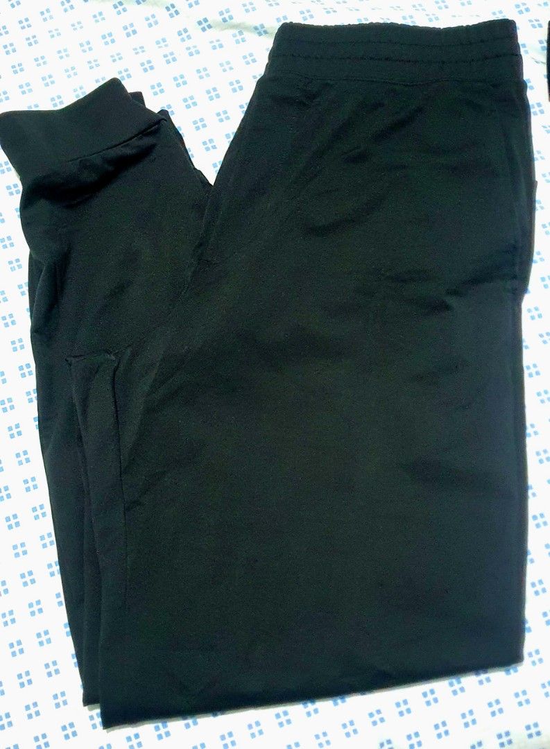 Uniqlo Black Joggers Sweatpants with Drawstring (Category: Joggers) located in Cainta. Submitted by origeetostore (Listing ID 1467187961, Image 1). Description: ORIGINAL UNIQLO ULTRA STRETCH JOGGER PANTS Size: Large Color: Black Condition: Good as new NOTE: 2 VERSIONS White Tag: Flat Lace, Zippered back pocket Black Tag: Round Lace, Secret side pocket, No back pocket Limited stocks only! Last price posted. Location: Greenland Comuunity Church Cai