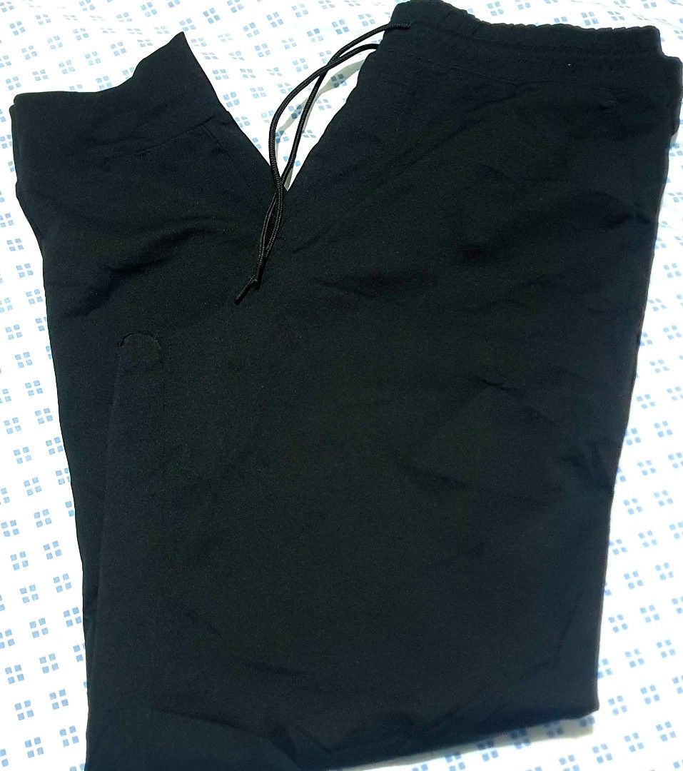 Uniqlo Black Joggers Sweatpants with Drawstring (Category: Joggers) located in Cainta. Submitted by origeetostore (Listing ID 1467187961, Image 2). Description: ORIGINAL UNIQLO ULTRA STRETCH JOGGER PANTS Size: Large Color: Black Condition: Good as new NOTE: 2 VERSIONS White Tag: Flat Lace, Zippered back pocket Black Tag: Round Lace, Secret side pocket, No back pocket Limited stocks only! Last price posted. Location: Greenland Comuunity Church Cai