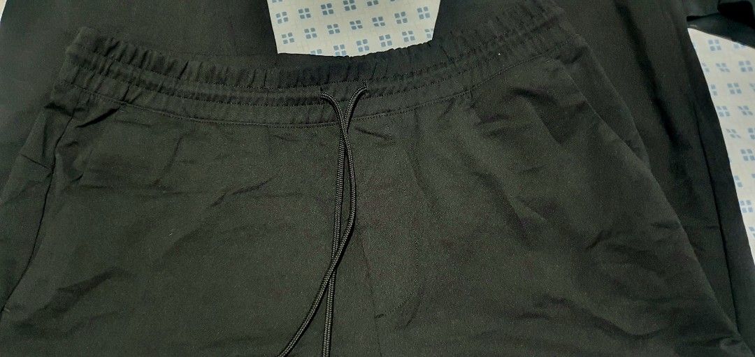 Uniqlo Black Joggers Sweatpants with Drawstring (Category: Joggers) located in Cainta. Submitted by origeetostore (Listing ID 1467187961, Image 3). Description: ORIGINAL UNIQLO ULTRA STRETCH JOGGER PANTS Size: Large Color: Black Condition: Good as new NOTE: 2 VERSIONS White Tag: Flat Lace, Zippered back pocket Black Tag: Round Lace, Secret side pocket, No back pocket Limited stocks only! Last price posted. Location: Greenland Comuunity Church Cai