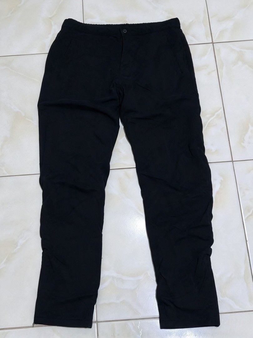 Uniqlo BlackGear Pants Size M (Category: Trousers) located in Baguio. Submitted by cleverhorse_3041f6 (Listing ID 1467169212, Image 1). Description: - Brand/Item: Uniqlo Black Pants - Size: M - Waist: Elastic waistband with adjustable drawstring and front button closure - Pockets: Deep side pockets - Material: Smooth fabric finish with inner lining visible on tags.