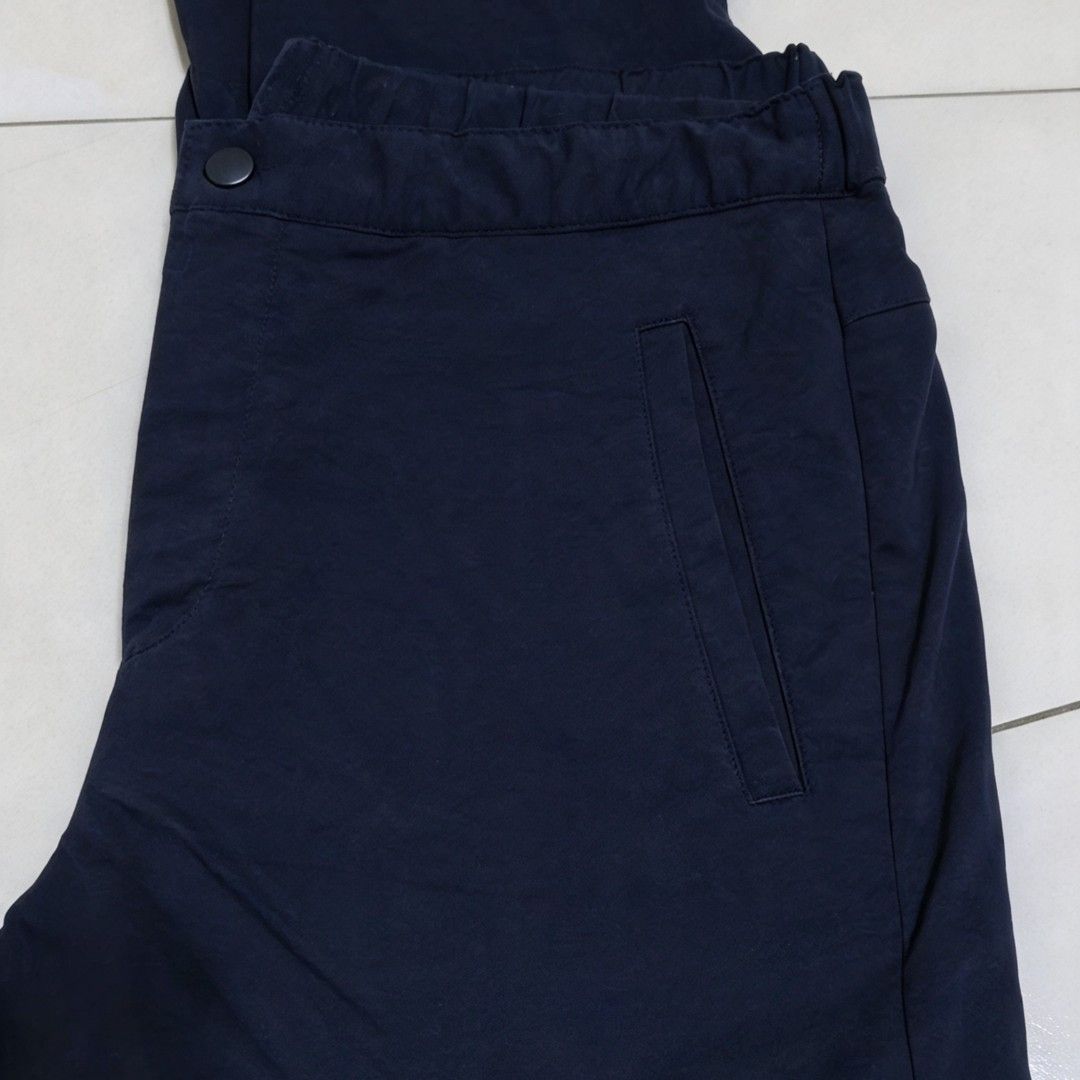 Uniqlo BlackGear Pants Size M (Category: Trousers) located in Baguio. Submitted by cleverhorse_3041f6 (Listing ID 1467169212, Image 2). Description: - Brand/Item: Uniqlo Black Pants - Size: M - Waist: Elastic waistband with adjustable drawstring and front button closure - Pockets: Deep side pockets - Material: Smooth fabric finish with inner lining visible on tags.