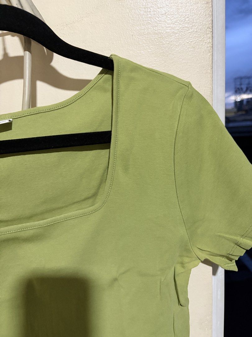 Uniqlo crop top (Category: Shirts) located in Manila. Submitted by ayabananana (Listing ID 1467270098, Image 2). Description: .