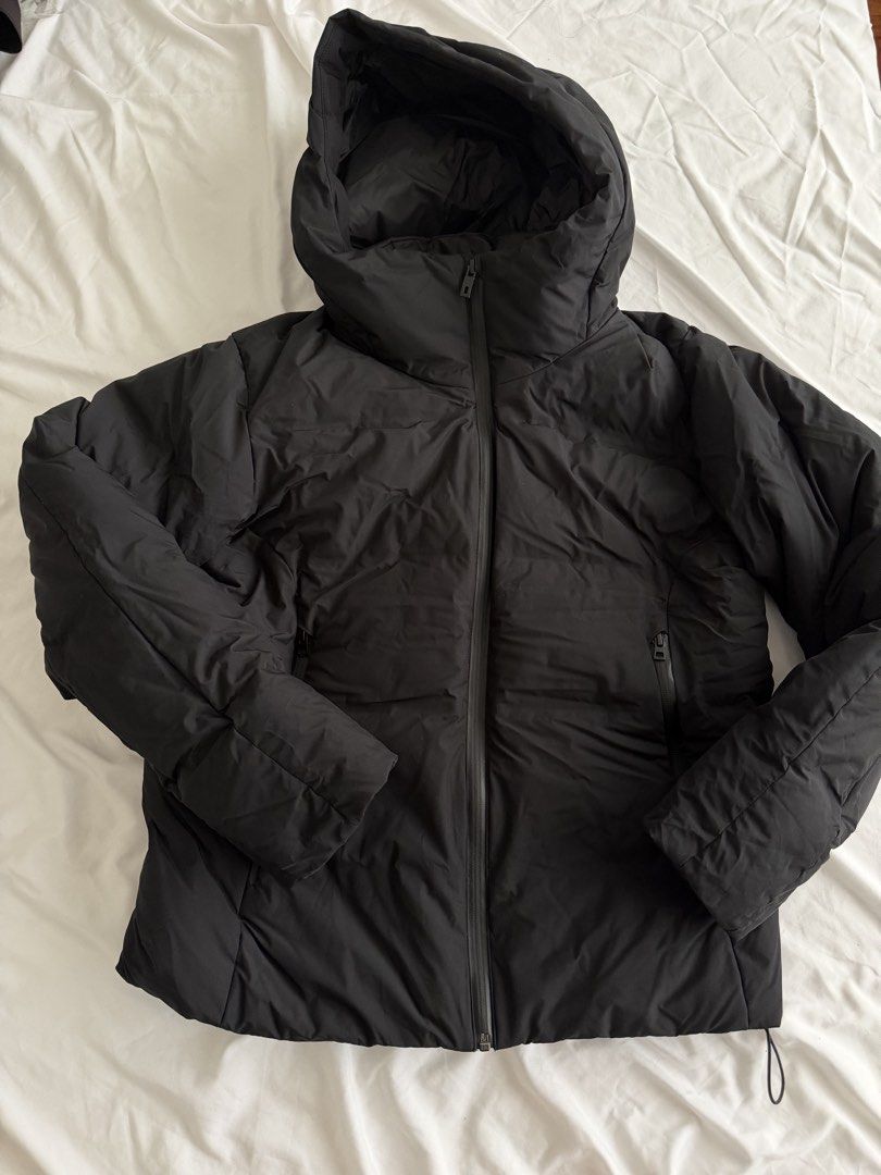 Uniqlo Down Jacket (Category: Coats, Jackets and Outerwear) located in Quezon City. Submitted by anagonz (Listing ID 1467191802, Image 2). Description: .