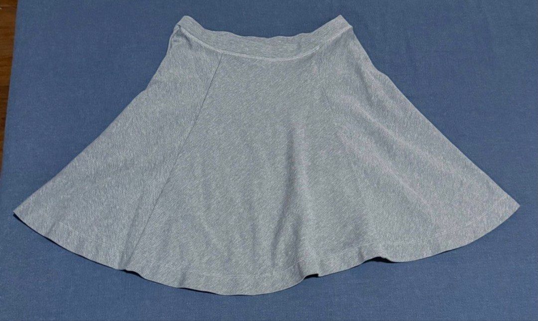 Uniqlo gray flippy skirt (Category: Skirts) located in Quezon City. Submitted by ayahko (Listing ID 1467196636, Image 1). Description: Uniqlo flippy skirt in gray.
