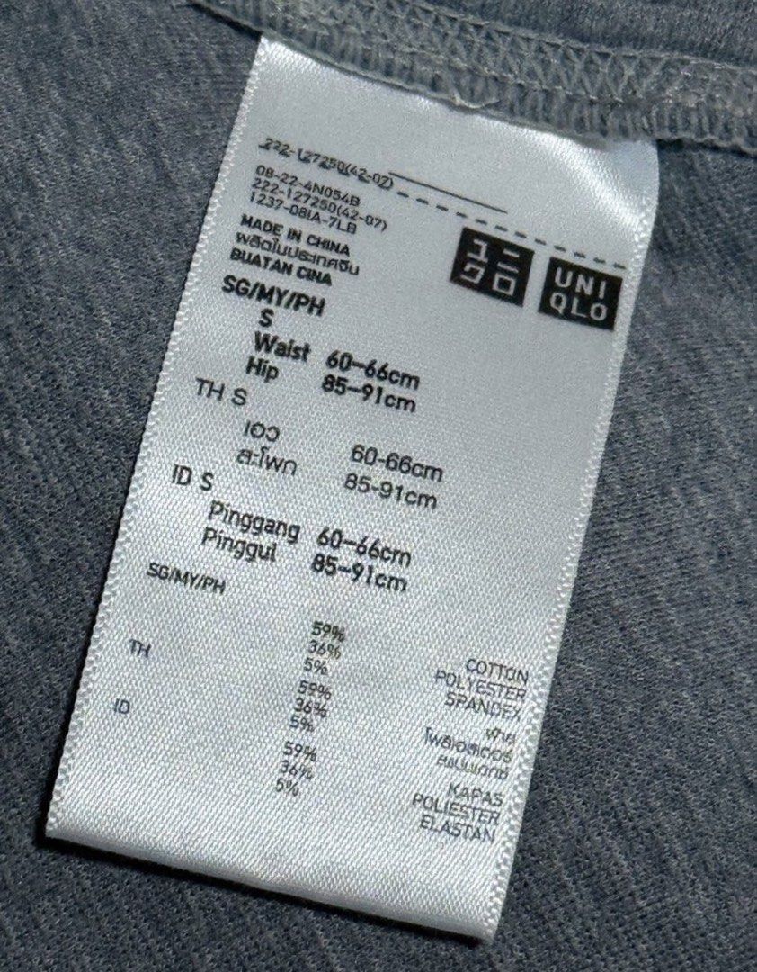 Uniqlo gray flippy skirt (Category: Skirts) located in Quezon City. Submitted by ayahko (Listing ID 1467196636, Image 2). Description: Uniqlo flippy skirt in gray.