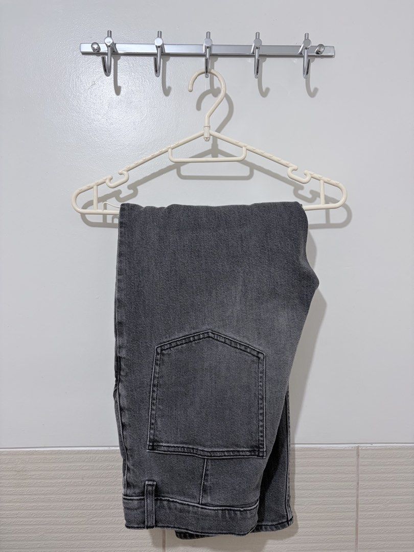 Uniqlo Grey Washed Jeans - Size S (Category: Jeans) located in Manila. Submitted by juliansthings (Listing ID 1467181989, Image 1). Description: Uniqlo Grey Washed Jeans – Size S Selling my pre-loved Uniqlo jeans in a versatile light grey washed color. Minimalist design that’s easy to pair with oversized tees, hoodies, sweaters, and sneakers for a clean streetwear look. - Brand: Uniqlo - Size: S - Waist: 68–76 cm (as indicated on the tag) - Color