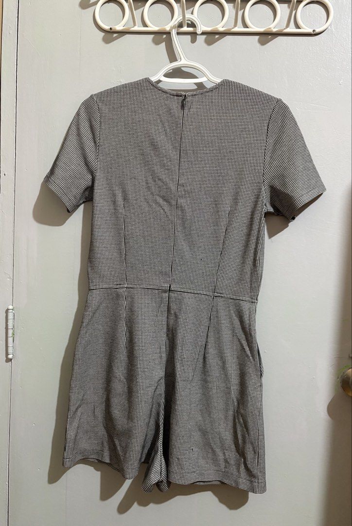 Uniqlo Houndstooth Short Sleeve Romper Size M (Category: Rompers) located in Manila. Submitted by margascloset_ (Listing ID 1467306311, Image 2). Description: Uniqlo Classic black and white houndstooth romper shorts - Design: Short sleeves, crew neck, and tailored waistline - Features: Convenient side pockets and back zipper with hook-and-eye closure - Condition: like new, worn only once.