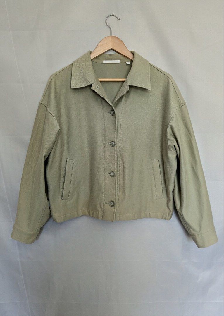 Uniqlo Jersey Relaxed Jacket Green - M (Category: Coats, Jackets and Outerwear) located in Dasmarinas. Submitted by stuffsbyklay (Listing ID 1467254747, Image 1). Description: - Brand: Uniqlo - Item: Jersey Relax Jacket - Color: Green - Size: M (Bust 80-86cm) - Condition: Brand new with original tag (2,990 yen) and 2 extra buttons - Material: Soft, textured fabric - Design: Button-up front, fold-down collar, long sleeves, and two front slit pocke