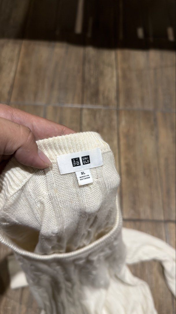 UNIQLO KNITTED SWEATER (Category: Coats, Jackets and Outerwear) located in Manila. Submitted by urban-vintage_2 (Listing ID 1467330899, Image 2). Description: ISSUE: NONE (NEED WASH) MOP :GCASH (NO COD) SHIP VIA: LALAMOVE & J&T LOCATION: PASIG CITY LENGTH: 30 WIDTH : 23-24.