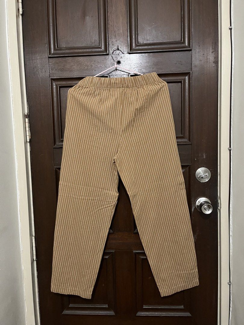 Uniqlo Linen Pants (Category: Other Bottoms) located in Makati City. Submitted by yoursecondbest (Listing ID 1467255755, Image 3). Description: This is new nilabhan lang..