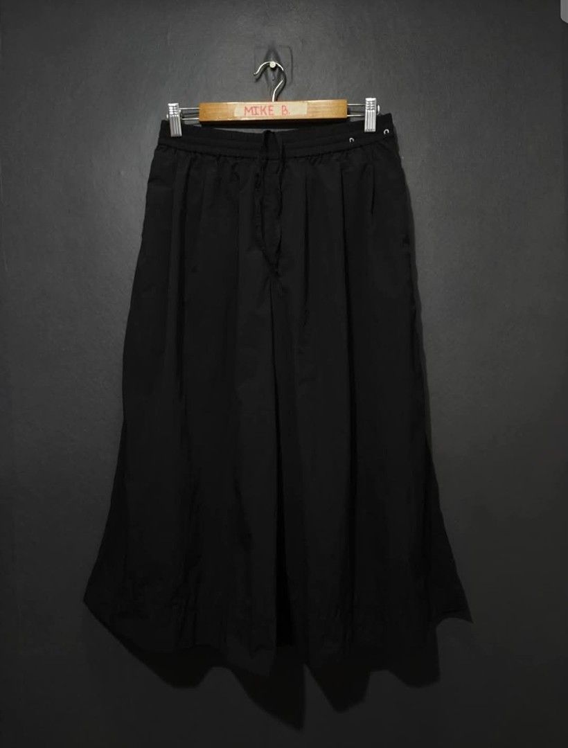 📍Uniqlo Nylon Culottes (Category: Other Bottoms) located in Antipolo. Submitted by simplehans (Listing ID 1467170153, Image 2). Description: ‎📍Uniqlo Nylon Culottes ‎Size XL (Black) ‎Waist- 28 to 40 ‎Length- 30 ‎Leg Open- 19 ‎Excellent Condition As New ‎DIRECT MESSAGE IF INTERESTED.