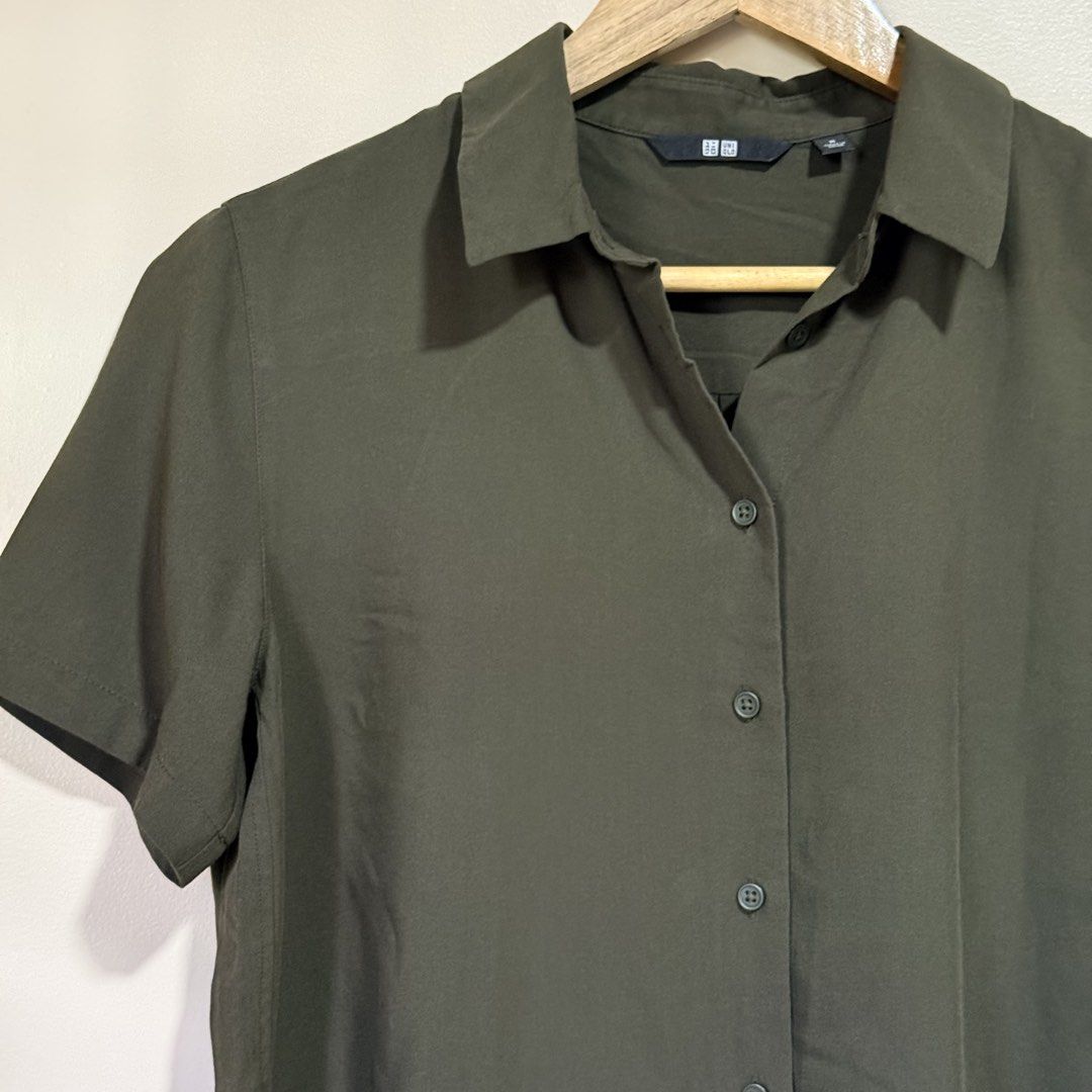 Uniqlo Rayon Airy Blouse (Category: Blouses) located in Surigao. Submitted by nenafuentes (Listing ID 1467177712, Image 2). Description: M on tag but has a slim fit Comfortably fits S-M up to 34” bust.