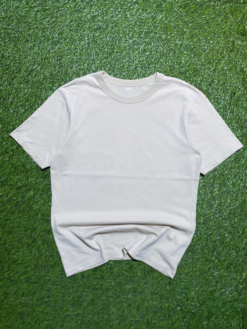 UNIQLO SHIRT (Category: Tshirts & Polo Shirts ) located in Manila. Submitted by niftythrifttt (Listing ID 1467340216, Image 1). Description: UNIQLO SIZE L WIDTH - 19.5 LENGTH - 28 COLOR RATE 9.5 EXCELLENT CONDI NO ISSUE.