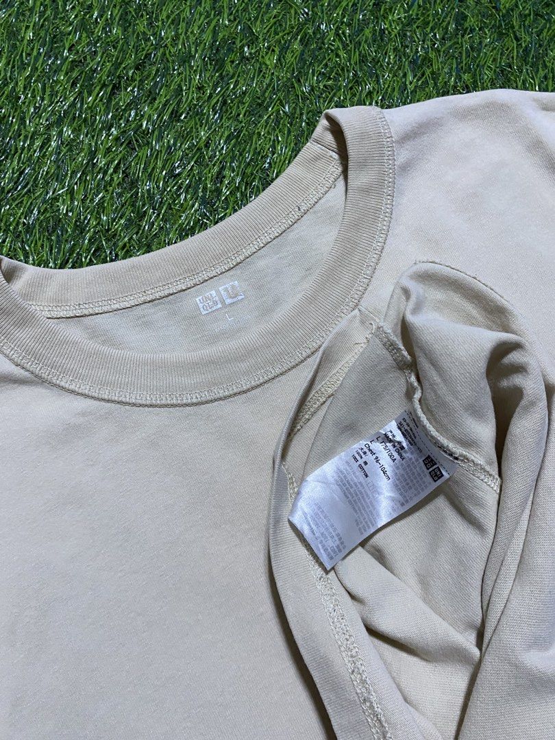 UNIQLO SHIRT (Category: Tshirts & Polo Shirts ) located in Manila. Submitted by niftythrifttt (Listing ID 1467340216, Image 3). Description: UNIQLO SIZE L WIDTH - 19.5 LENGTH - 28 COLOR RATE 9.5 EXCELLENT CONDI NO ISSUE.