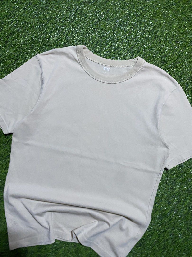UNIQLO SHIRT (Category: Tshirts & Polo Shirts ) located in Manila. Submitted by niftythrifttt (Listing ID 1467340216, Image 2). Description: UNIQLO SIZE L WIDTH - 19.5 LENGTH - 28 COLOR RATE 9.5 EXCELLENT CONDI NO ISSUE.