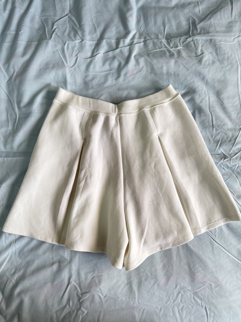Uniqlo Short/Skirt (Category: Shorts) located in Batangas. Submitted by vybxx (Listing ID 1467178474, Image 1). Description: - Kids 160 in Uniqlo MY BODY FRAME (S-M) Bust - 34A Waist - 27 Height - 5'2 Ship via J&T + 80 sf Location: Batangas City.