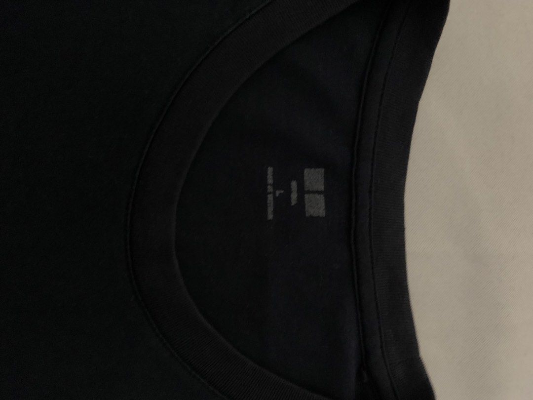 Uniqlo Supima Shirt - L (Category: Tshirts & Polo Shirts ) located in Manila. Submitted by deehumphrey (Listing ID 1467211847, Image 2). Description: Uniqlo Supima shirt Size L on tag Black Dimes W 20 - L 29 inch.